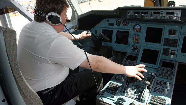 В кабине пилота пассажирского лайнера Ту-204-300. Архив