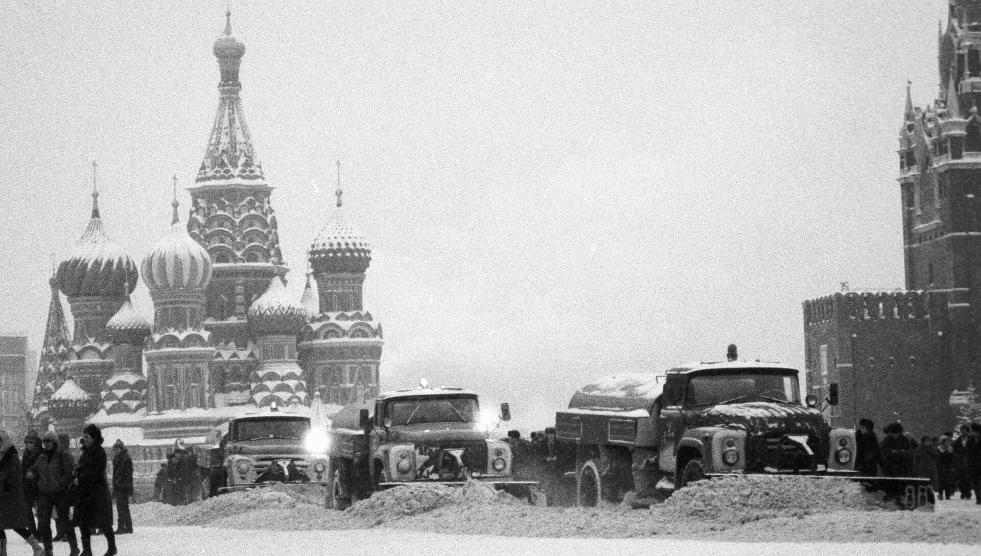 Уборка снега на Красной площади - РИА Новости, 1920, 03.12.2018