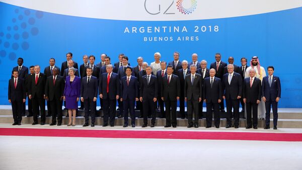 Президент РФ Владимир Путин на церемонии совместного фотографирования глав делегаций государств-участников Группы двадцати G20, приглашенных государств и международных организаций. 30 ноября 2018