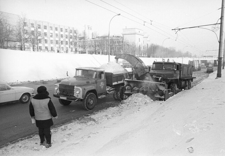 Комплексная уборка снега на улицах города