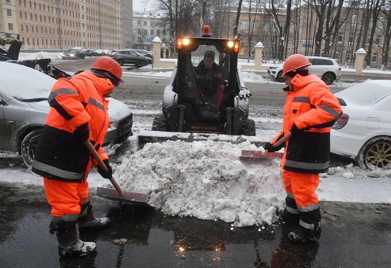 Коммунальные службы Москвы ликвидируют последствия сильного снегопада