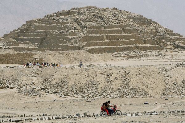 Древнейший в мире архитектурный комплекс - руины города Карал в Перу