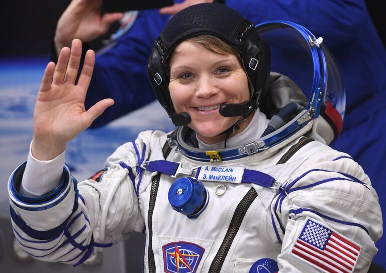 Член основного экипажа МКС-58/59 астронавт НАСА Энн МакКлейн перед стартом ракеты-носителя Союз-ФГ. 3 декабря 2018
