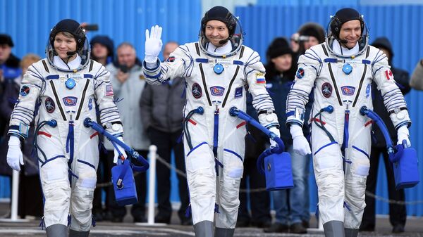 Члены основного экипажа МКС-58/59:  Энн МакКлейн, Олег Кононенко и Давид Сен-Жак перед стартом ракеты-носителя Союз-ФГ. 3 декабря 2018