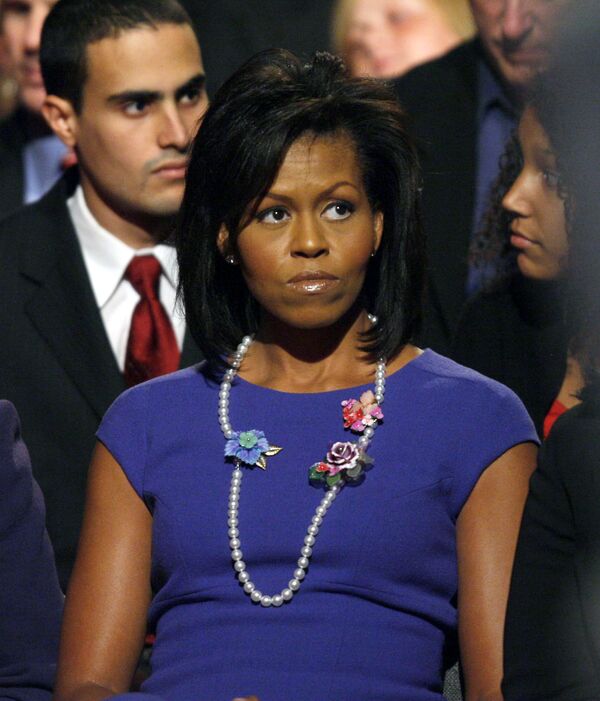 Супруга кандидата в президенты США Барака Обамы  Мишель во время предвыборных теледебатов мужа