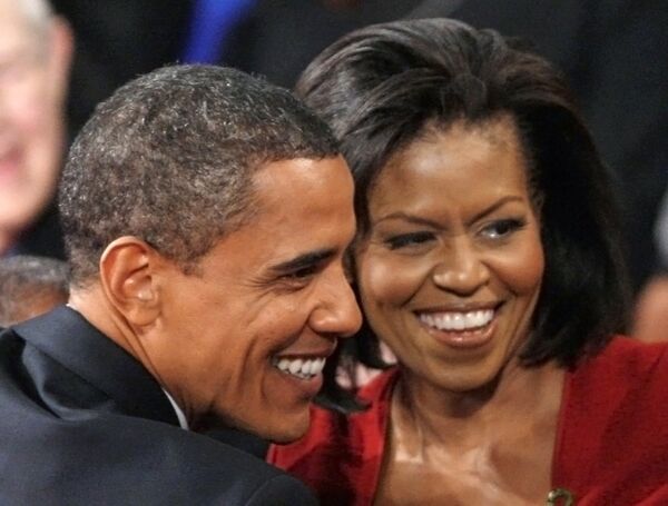 Кандидат в президенты США Барак Обама с супругой Мишель во время предвыборных теледебатов 