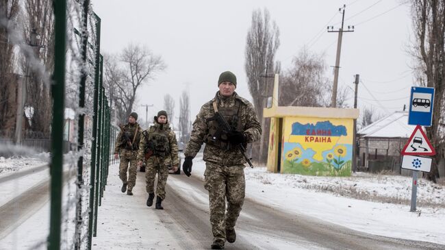 Украинские пограничники патрулируют украинско-российскую границу в городе Меловое