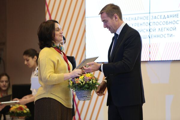 Вручение диплома III конкурса Минпромторга Топ-10 в категориях Обувь и Верхняя одежда Вручение диплома III конкурса Минпромторга Топ-10 в категориях Обувь и Верхняя одежда