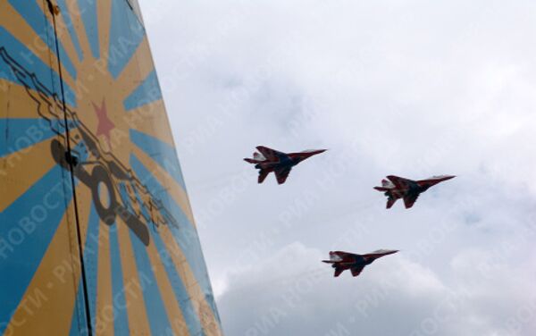 Тренировочный полёт эскадрилий Русские Витязи и Стрижи на аэродроме в Кубинке