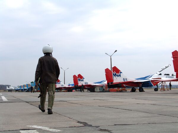 Во время тренировочных полётов эскадрилий Русские Витязи и Стрижи на аэродроме в Кубинке. Архив