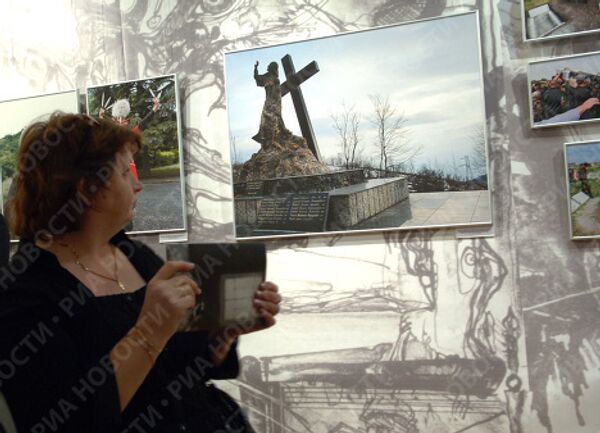 Фотовыставка РИА Новости о войне в Южной Осетии открывается в Москве Фотовыставка РИА Новости о войне в Южной Осетии открывается в Москве