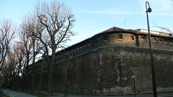 Северная стена тюрьмы Санте на бульваре Араго в Париже