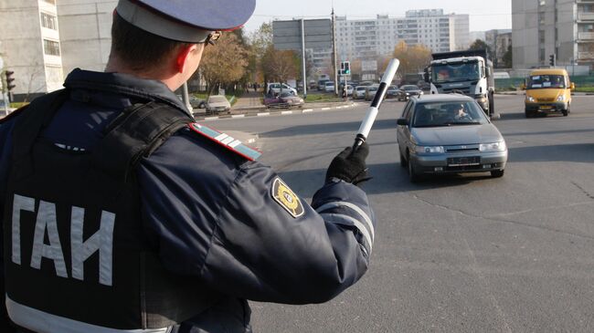 Сотрудник ГИБДД во время проверки документов