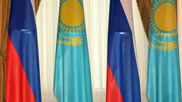 Флаги России и Казахстана. Архивное фото