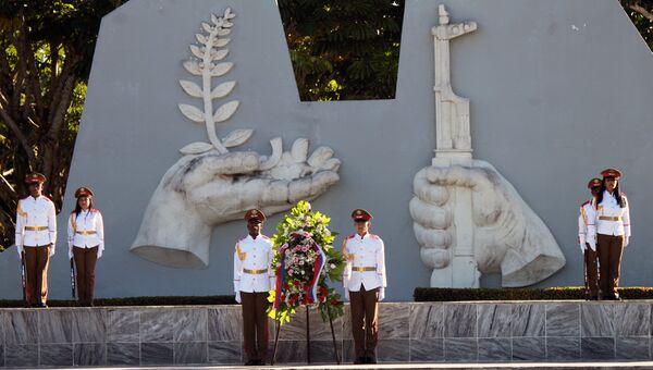 Церемония у мемориала советских воинов-интернационалистов рядом с Гаваной, приуроченная к Дню неизвестного солдата
