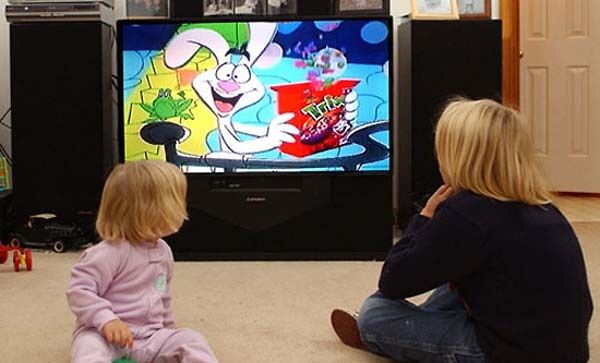 Семья за просмотром телевизора