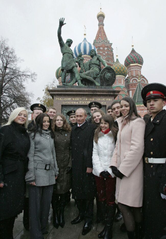 День народного единства. Владимир Путин (в центре) с представителями молодежных организаций на Красной площади после церемонии возложения цветов к памятнику Минину и Пожарскому.