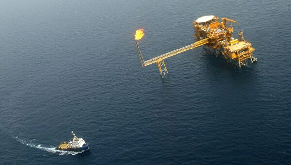 Нефтяная платформа в территориальных водах Катара. Архивное фото