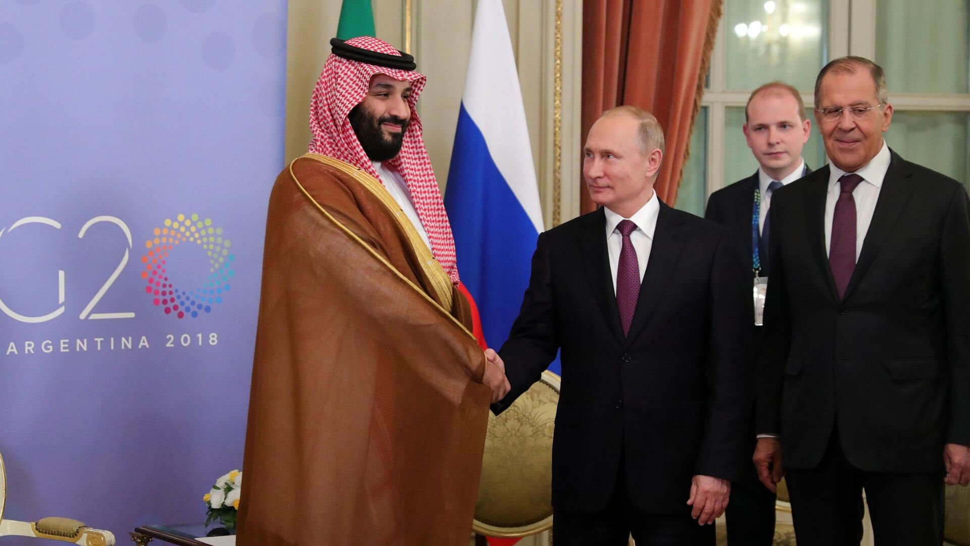 Президент РФ Владимир Путин и наследный принц Саудовской Аравии Мухаммед бен Сальман аль Сауд время встречи на полях саммита G20 в Буэнос-Айресе - РИА Новости, 1920, 19.10.2020