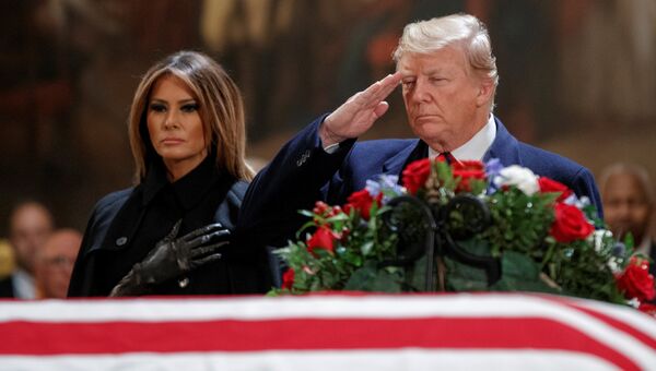 Президент США Дональд Трамп и первая леди Меланья Трамп на церемонии прощания с бывшим президентом США Джорджем Бушем в ротонде Капитолия США в Вашингтоне. 3 декабря 2018