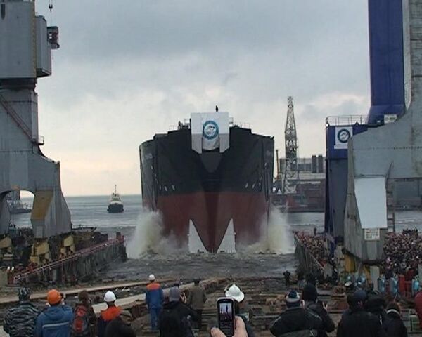Первый арктический танкер спустили на воду в Петербурге