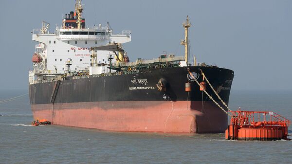 Нефтяной танкер в порту Мундра, Индия