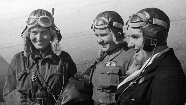 Летчицы (слева направо) Марина Раскова, Полина Осипенко и Валентина Гризодубова. Архивное фото.