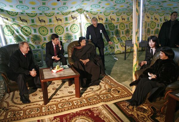 Владимир Путин, Муамар Каддафи, Мирей Матье в бедуинской палатке