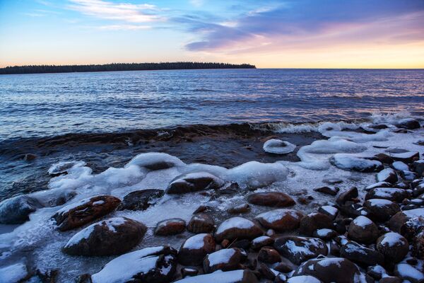 Лед на камнях у берега Онежского озера в Карелии