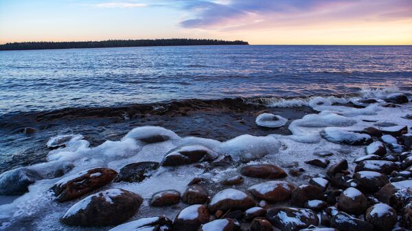 Лед на камнях у берега Онежского озера в Карелии
