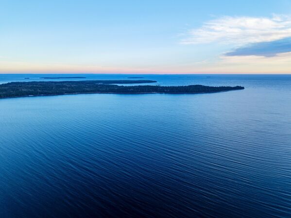 Вид на южную оконечность острова Суйсарь в Онежском озере в Прионежском районе Республики Карелия
