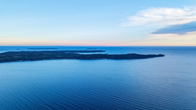 Вид на южную оконечность острова Суйсарь в Онежском озере в Прионежском районе Республики Карелия