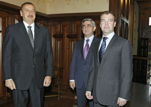 Президент Азербайджана Ильхам Алиев, президент Армении Серж Саргсян и президент России Дмитрий Медведев. Архив