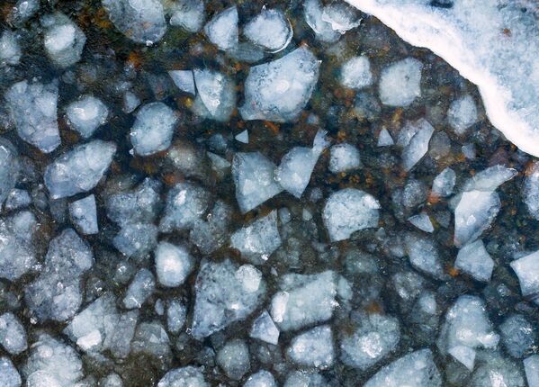 Льдины в Онежском озере в Прионежском районе Республики Карелия