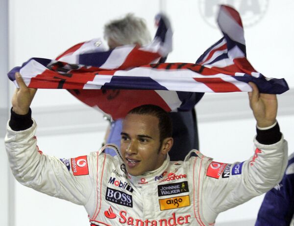 Новоиспеченный чемпион Формулы-1 Льюис Хэмилтон с британским флагом