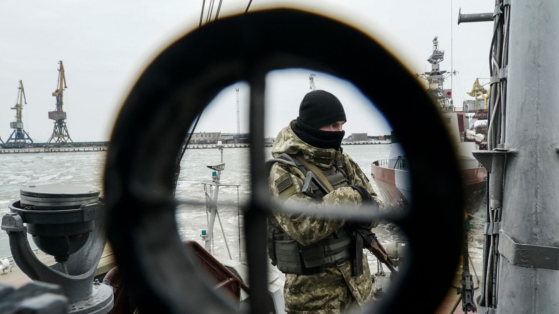 Украинский военнослужащий на борту корабля береговой охраны в Мариуполе - РИА Новости, 1920, 13.04.2022
