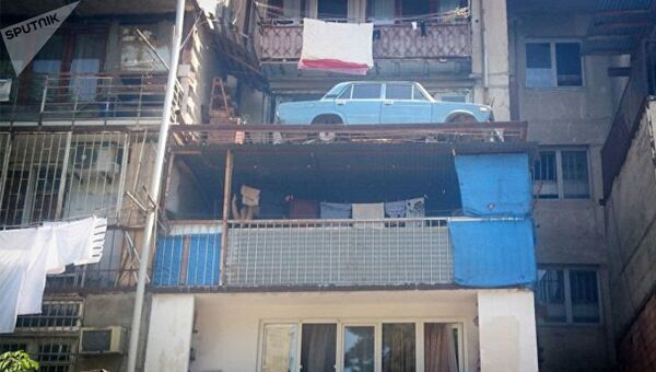 ВАЗ-2106, припаркованный на балконе в спальном районе Дигомского массива Тбилиси. Архивное фото