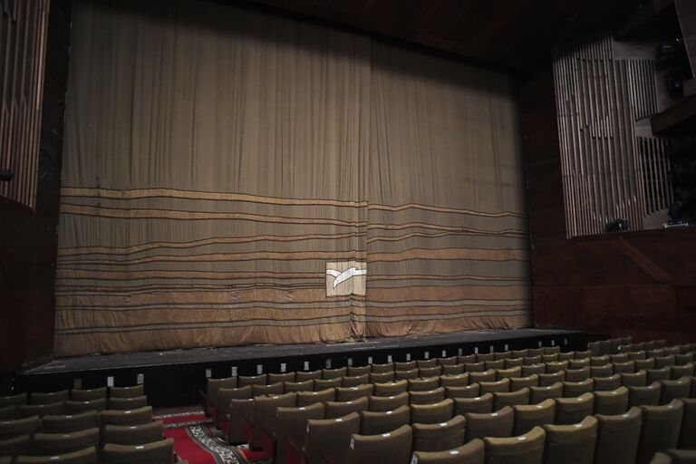 Сцена Московского художественного академического театра имени М. Горького Сцена Московского художественного академического театра имени М. Горького