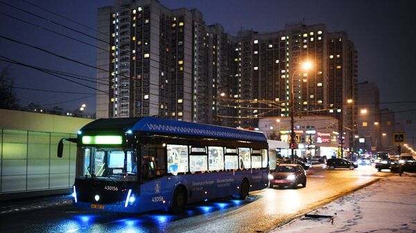 Электробус, следующий по маршруту № 73 в Москве