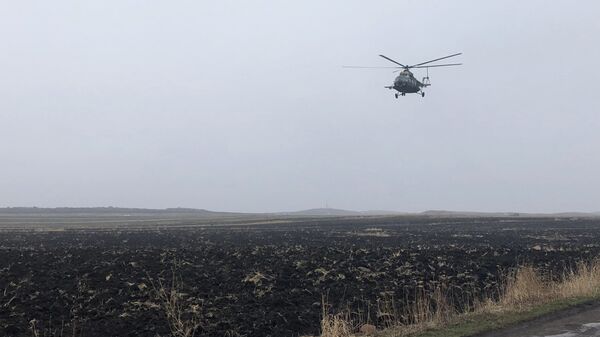 Военный вертолет на месте крушения самолета Су-25 в Мараликском районе Армении