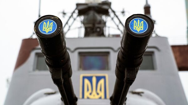Эмблема Украины на борту корабля берегового охраны в порту Мариуполя