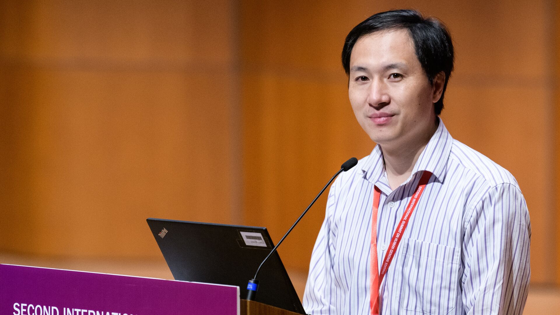 Китайский ученый Хэ Цзянькуй выступает на втором Международном саммите по редактированию генома человека в Гонконге. 28 ноября 2018  - РИА Новости, 1920, 27.02.2019
