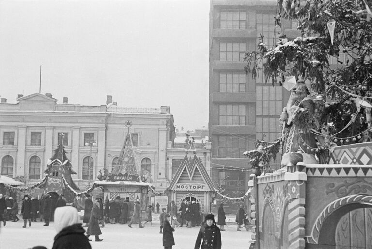 Елочный базар на Пушкинской площади в Москве. 1947 год.