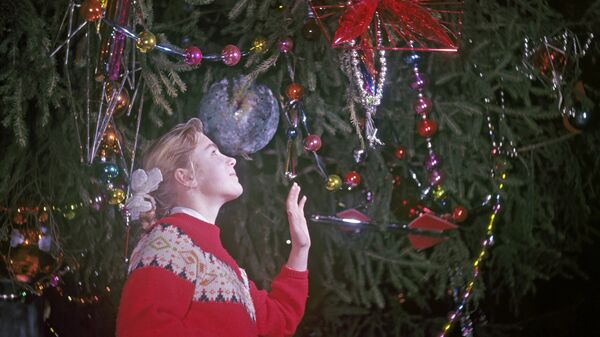 Девочка на новогодней елке, проходящей в Георгиевском зале Большого Кремлевского дворца