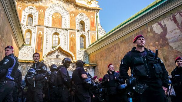 Сотрудники правоохранительных органов Украины перед центральным входом Киево-Печерской Лавры. Архивное фотоерской Лавры