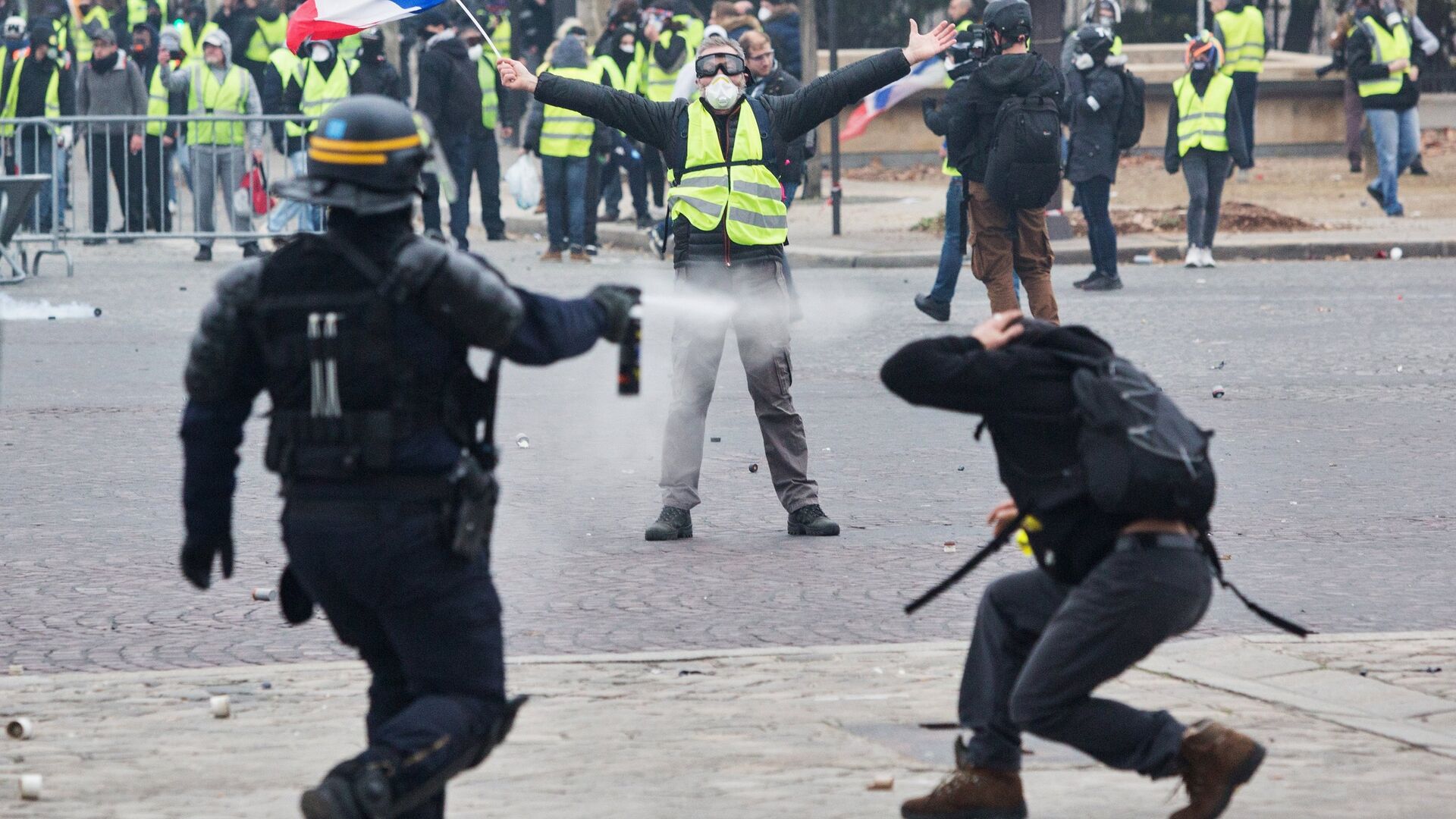 Сотрудник правоохранительных органов и активисты во время протестной акции движения желтые жилеты в Париже - РИА Новости, 1920, 05.12.2018