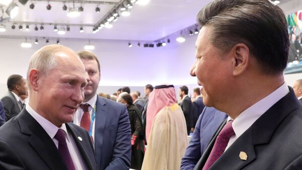Президент РФ Владимир Путин и председатель КНР Си Цзиньпин общаются на полях саммита Группы двадцати G20 в Буэнос-Айресе