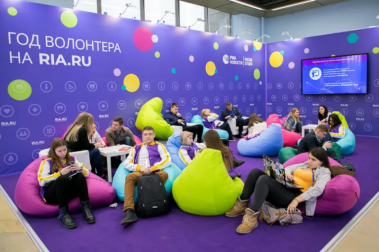 Стенд проекта Год волонтера МИА Россия сегодня привлек большое количество людей