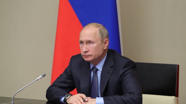 Президент РФ Владимир Путин наблюдает в режиме видеоконференции за вводом в эксплуатацию финального газового промысла Бованенково