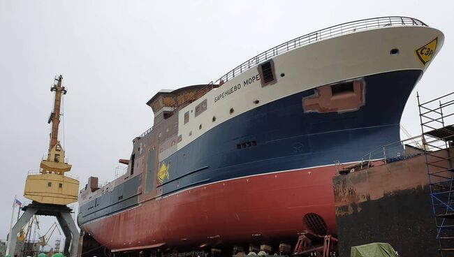 Церемония спуска на воду траулера Баренцево море в Выборге